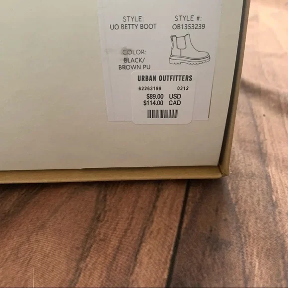 New with box UO Betty treaded Chelsea faux leather chunky platform boot 9 - Picture 9 of 10